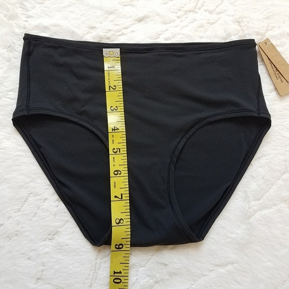 SKIMS Bralette & Underwear Set - Picture 5 of 9